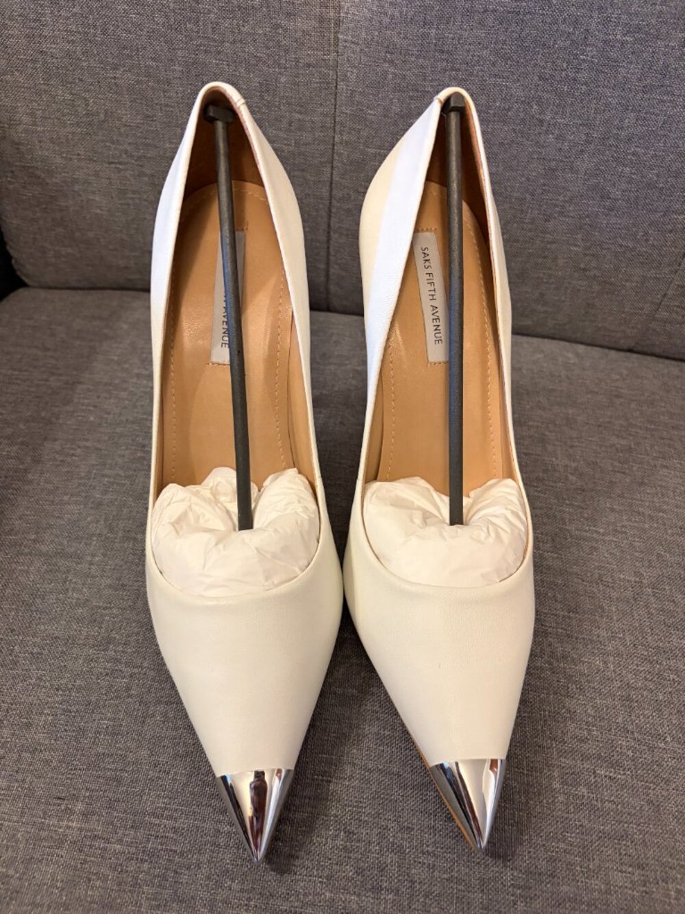 NEW Saks Fifth Avenue Ivory Leather Pumps Metal Cap Toe Stiletto Heels Size 10 - Picture 2 of 5